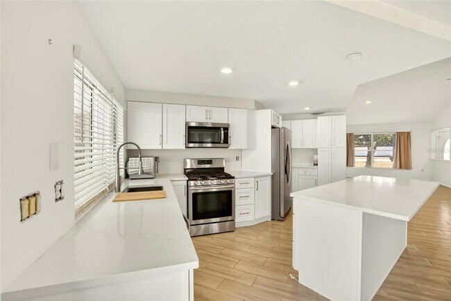 Building Photo - 15047 Woodbury Rd