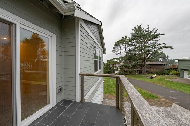 Building Photo - Beautiful Home in Depoe Bay!