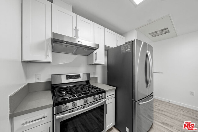 Building Photo - 1229 S Kingsley Dr