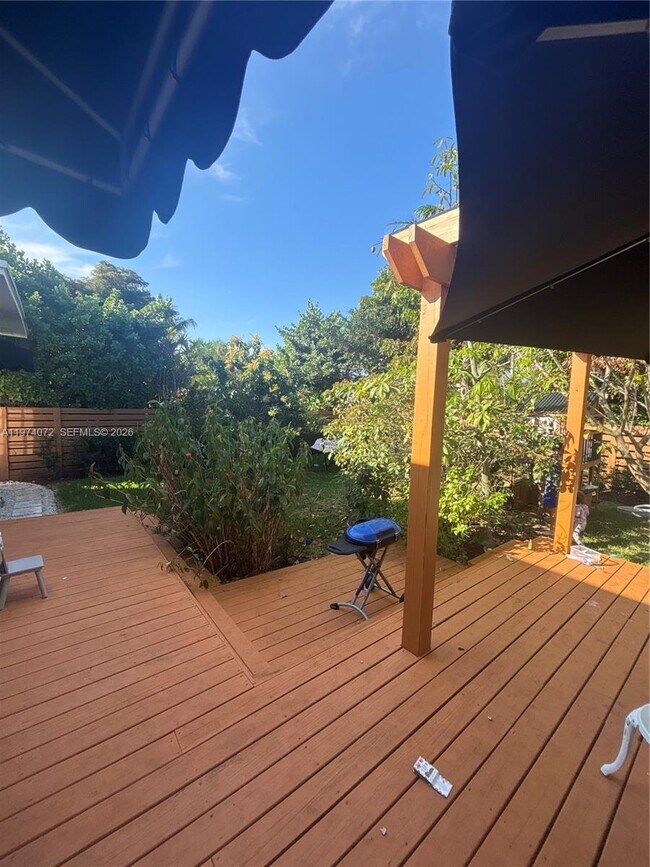 Building Photo - 9048 Carlyle Ave