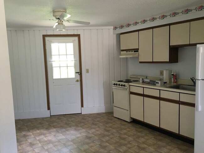 Kitchen - 800 Village Dr