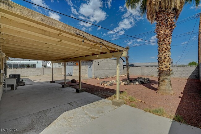 Building Photo - 102 N Cholla St