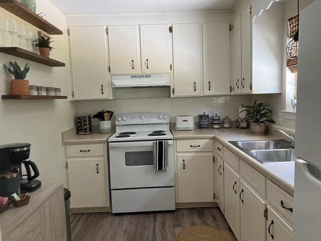 Kitchen with coffee bar and all essentials - 3006 Nottingham Way