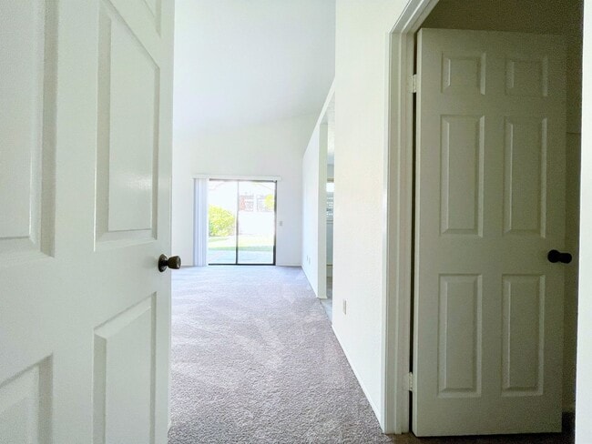 Building Photo - Single Level in Shadowridge w/ A/C!