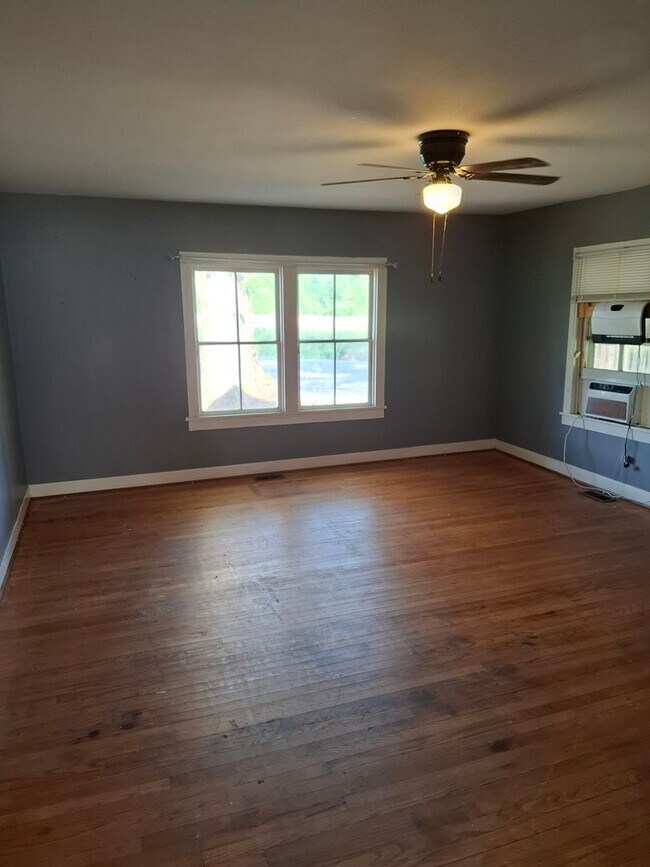 Building Photo - Unbelievable Updated Farmhouse in Lanexa!