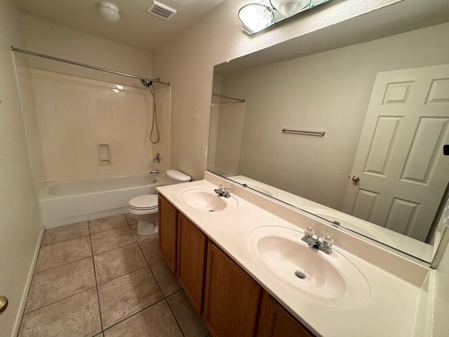 Building Photo - 3 bedroom plus den, 2 bath, on the golf co...