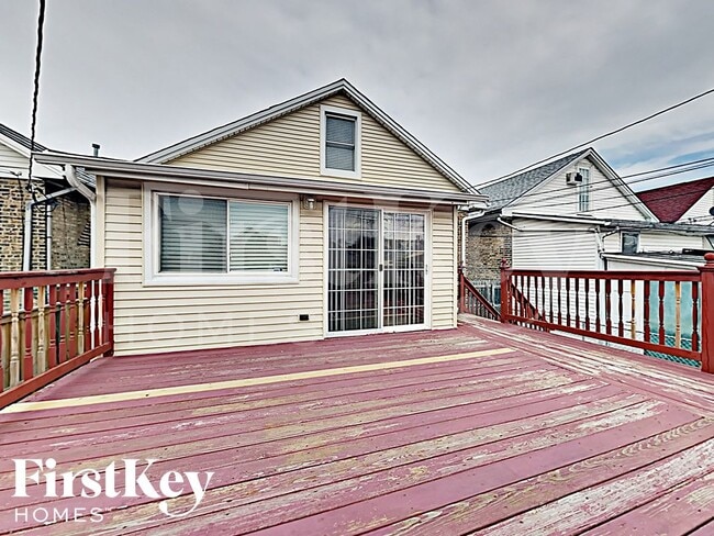 Building Photo - 5143 W Fletcher St