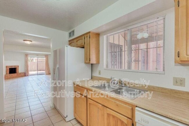 Building Photo - 4210 E Presidio Rd