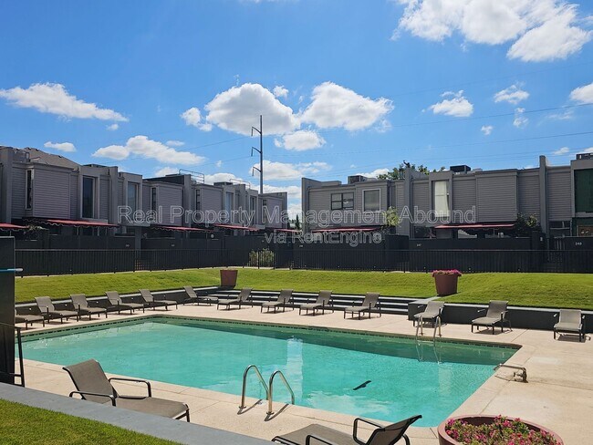 Building Photo - 410 W 7th St