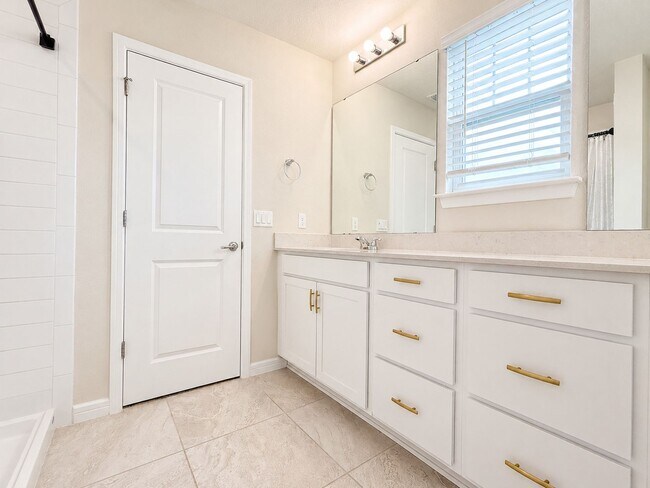 Building Photo - Welcome home to refined family living in this 3Bedrooms / 2.5Baths residence in Tohoqua!