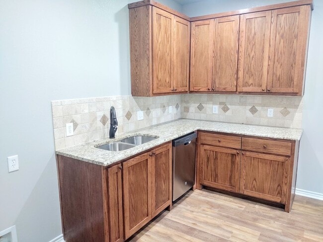 Building Photo - Newly constructed 3/2/1 in Sanger