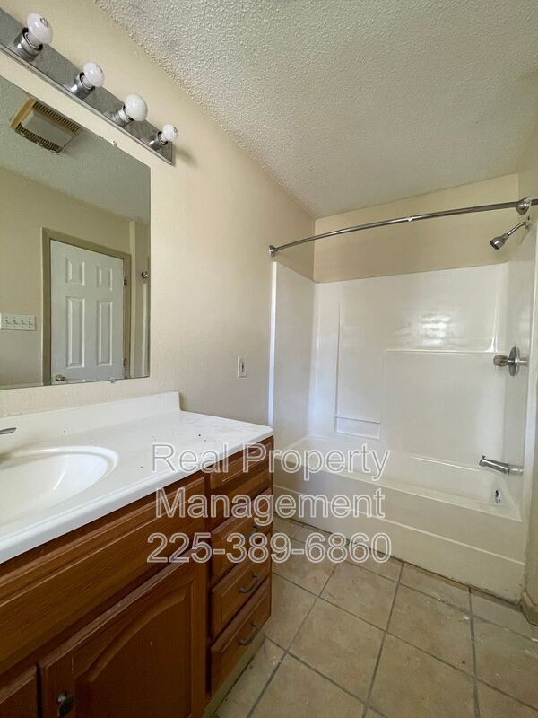 Building Photo - 1208 N Willow Ave