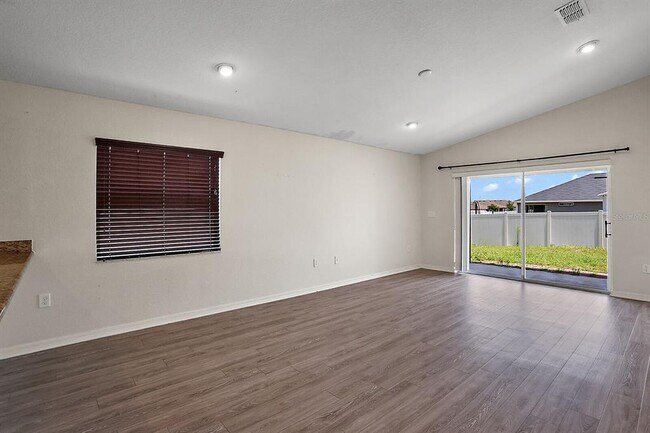 Building Photo - 581 Greenshank Dr