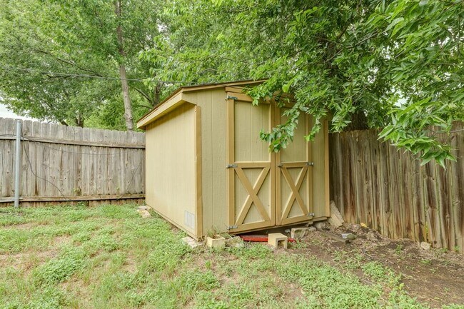 Building Photo - 16041 Stoneham Cir