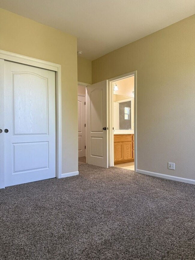 Building Photo - Available NOW and a Must SEE!