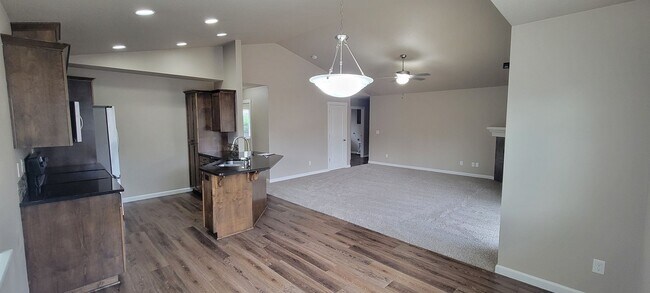 Building Photo - 331 NW Pacific Hills Dr