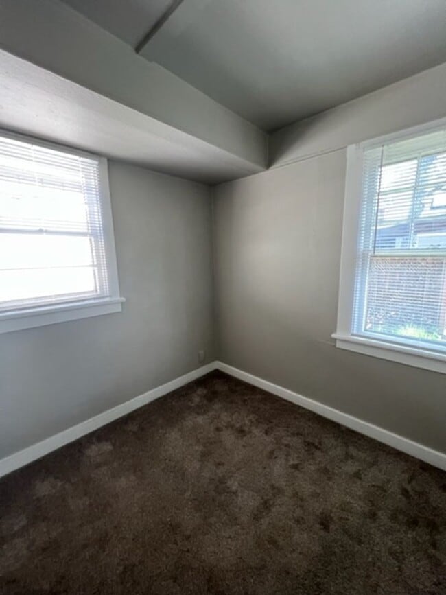 Building Photo - 3 Bedroom House on Jefferson St Near Downt...