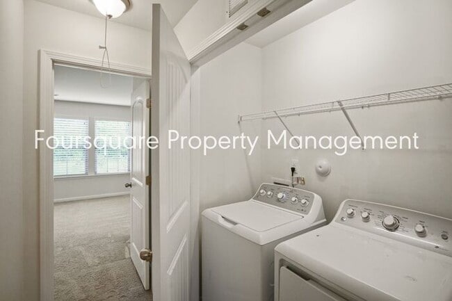 Building Photo - Townhome | Washer/ Dryer Included | Back P...