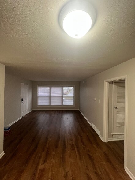 Building Photo - 147 Lakeshore Dr