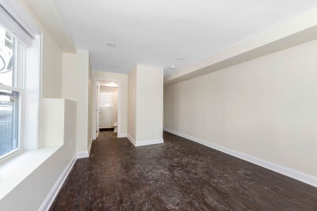 Building Photo - TUFTS 5 bed 5.5 bath - Available 6/1