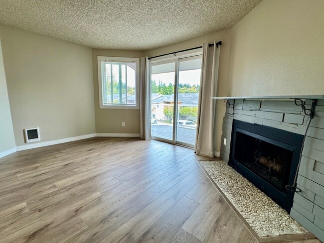 Building Photo - Downtown Poulsbo water view condo...comple...