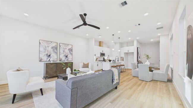 Building Photo - 5027 Golden Forest Dr