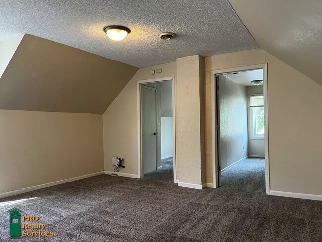 Building Photo - 423 NE Taylor St