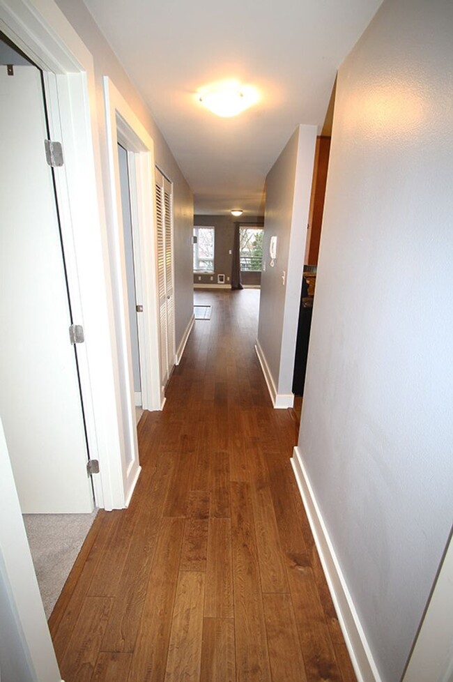 Building Photo - SEATTLE 2 BED, 1 BATH CONDO FOR RENT AVAIL...