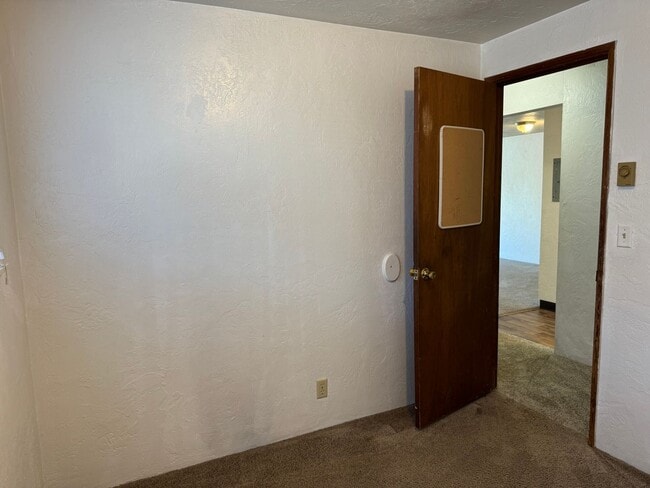 Building Photo - 3 bedroom 1.5 bathroom duplex
