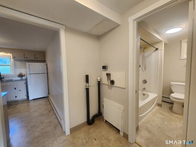 Building Photo - 283 Somers Rd