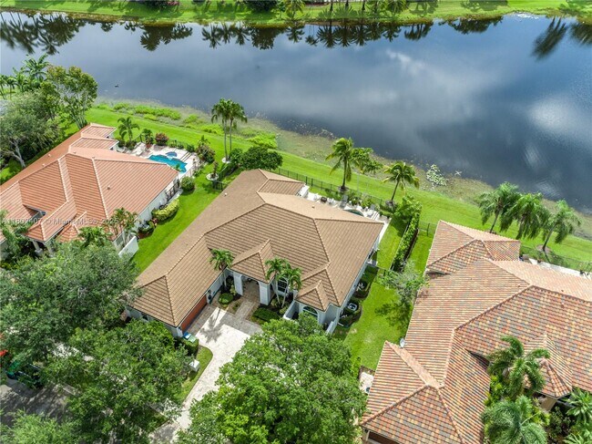 Building Photo - 2708 Meadowood Dr