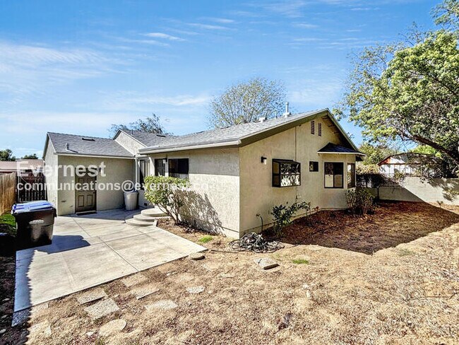 Building Photo - 3 Bed/2 Bath Home with Garage / Vouchers A...