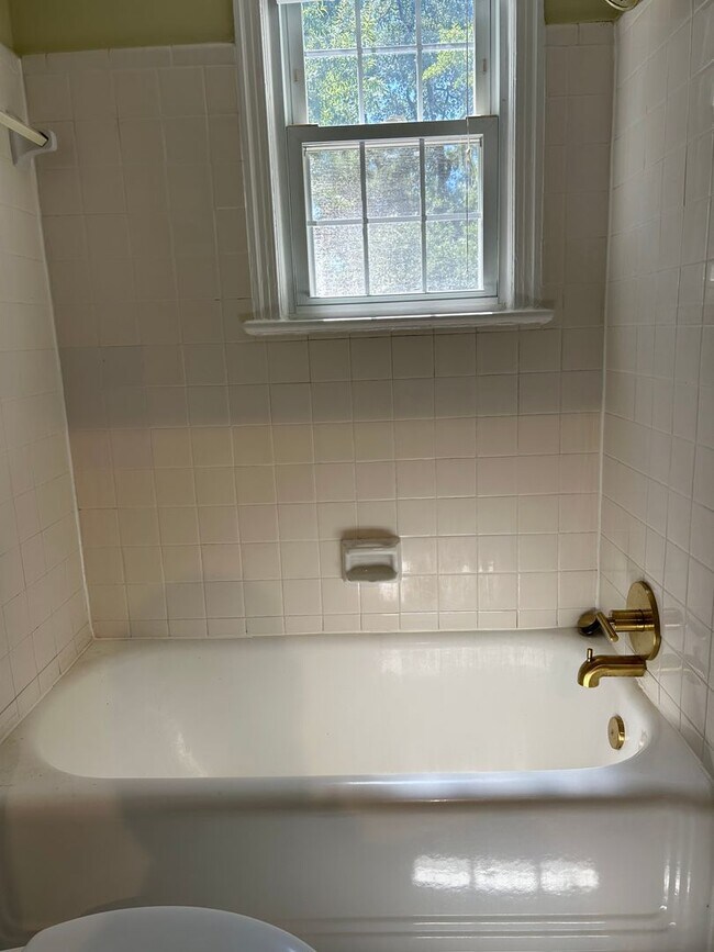 Building Photo - One Bedroom Apartment in Palisades NW Incl...