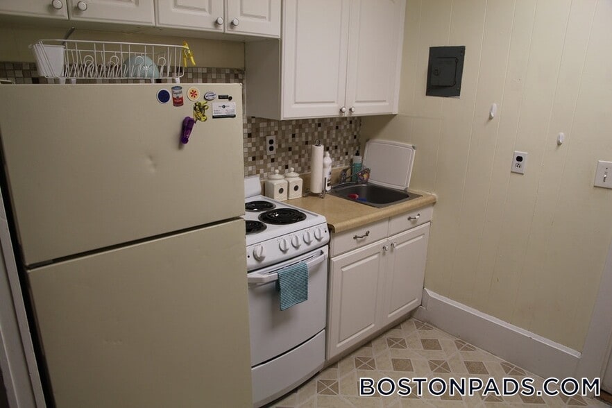 Building Photo - 879 Beacon St