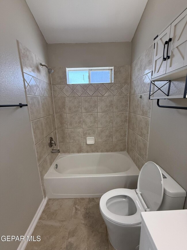 Building Photo - 9128 Bur Oak Cir