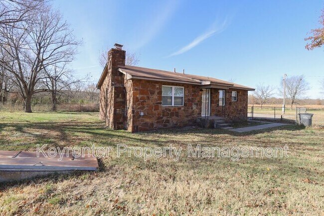 Building Photo - 1705 Bixby Rd