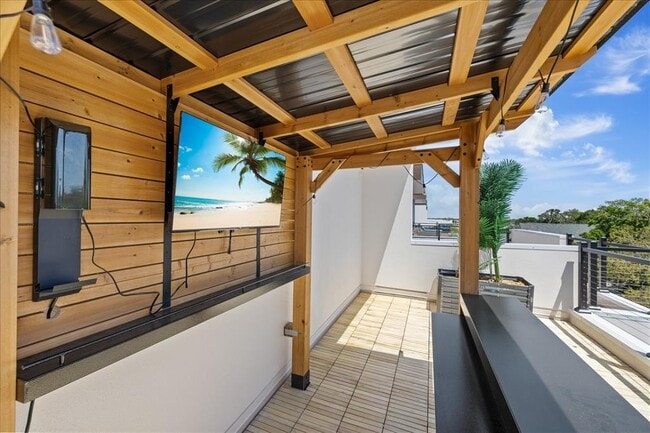 Building Photo - 623 Petit Wy