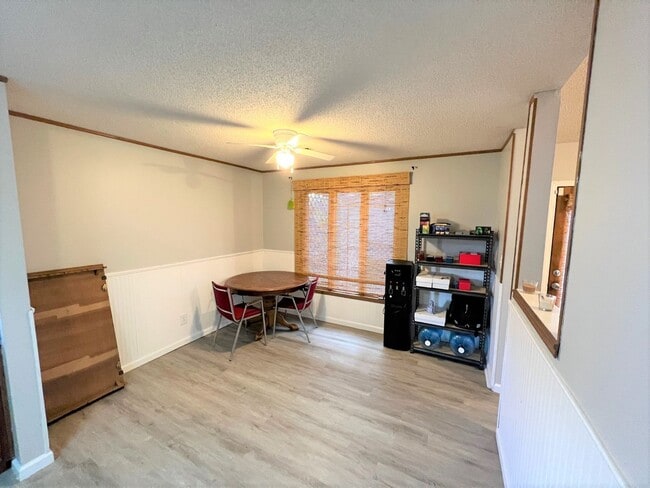 Building Photo - 3 Bedroom 2 Bath - Right Outside Fort Riley!