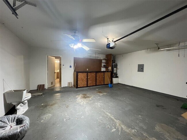 Building Photo - 7430 Village Lake Dr