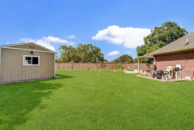 Building Photo - 3730 Sunshine Ln