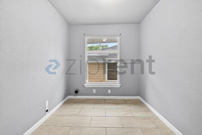 Building Photo - Unit