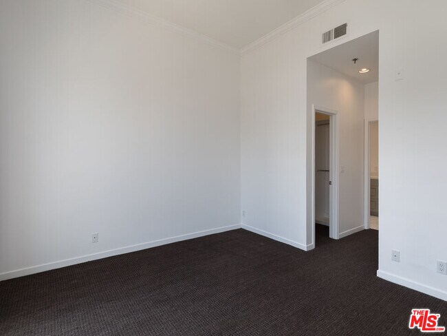 Building Photo - 230 S Hamilton Dr