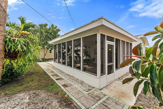 Building Photo - 513 E Whitney Dr
