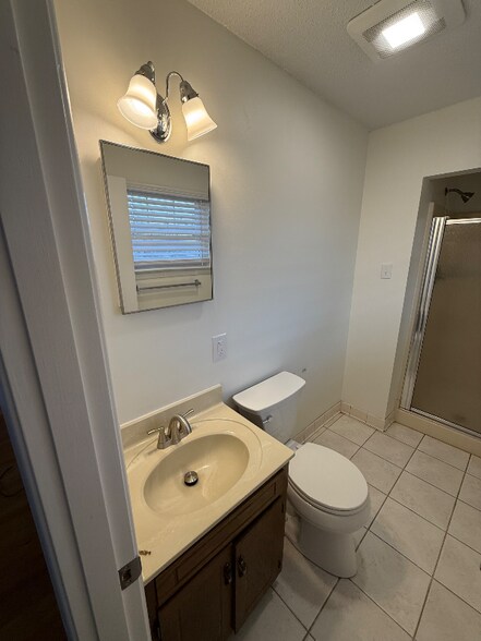 Building Photo - 8912 Bayview Dr