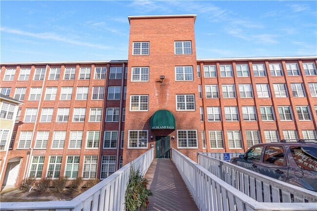 Building Photo - 2 School St