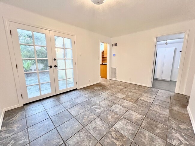 Building Photo - Charming Two Story Home in Belmont Shore near 2nd Street