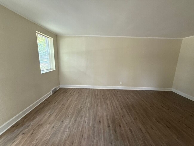 Building Photo - This beautifully updated 3-bedroom, 1-bath single-family home is ready for move-in!