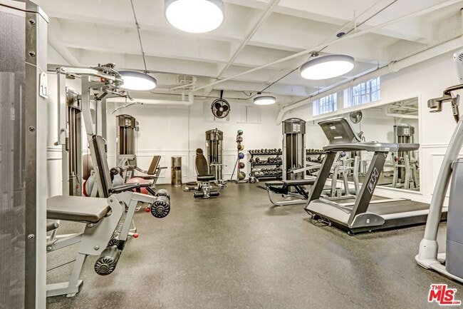 Building Photo - 450 N Rossmore Ave