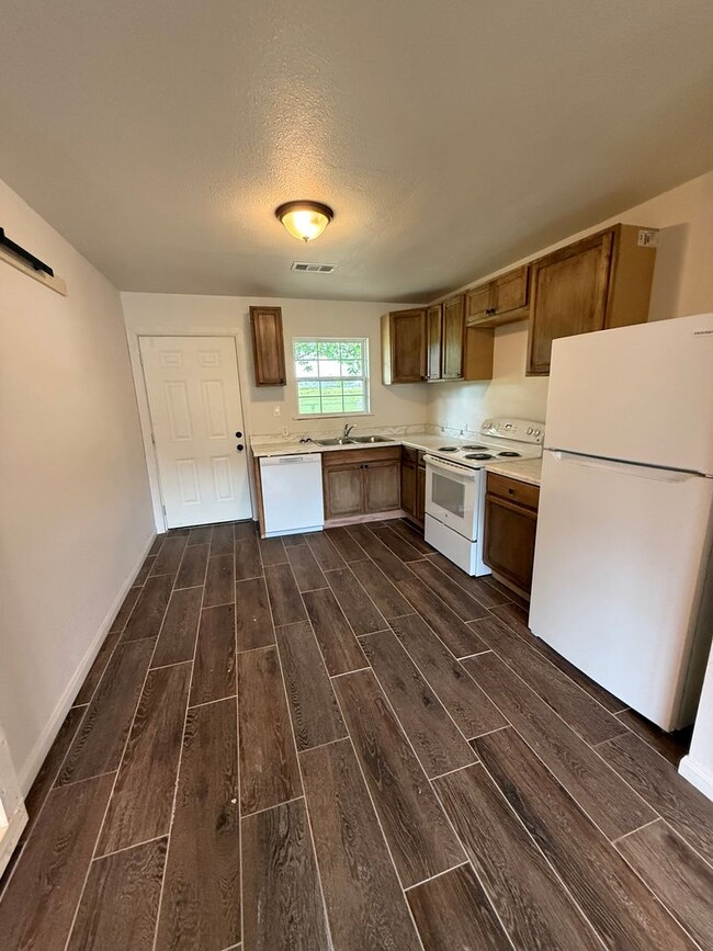 Building Photo - 3 bed, 1 bath House.