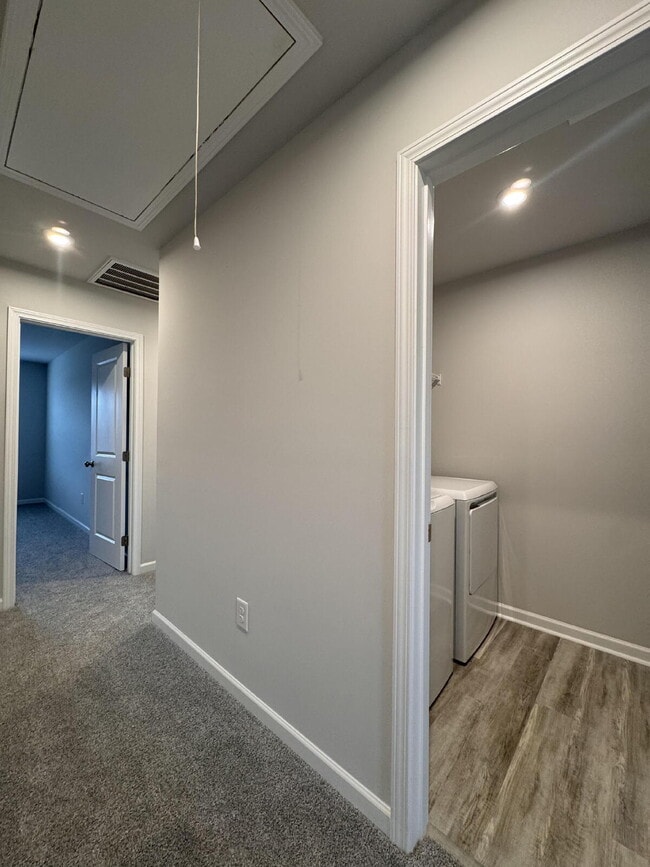 Building Photo - PRICE REDUCED! Modern 3-Bed Townhome in Gr...